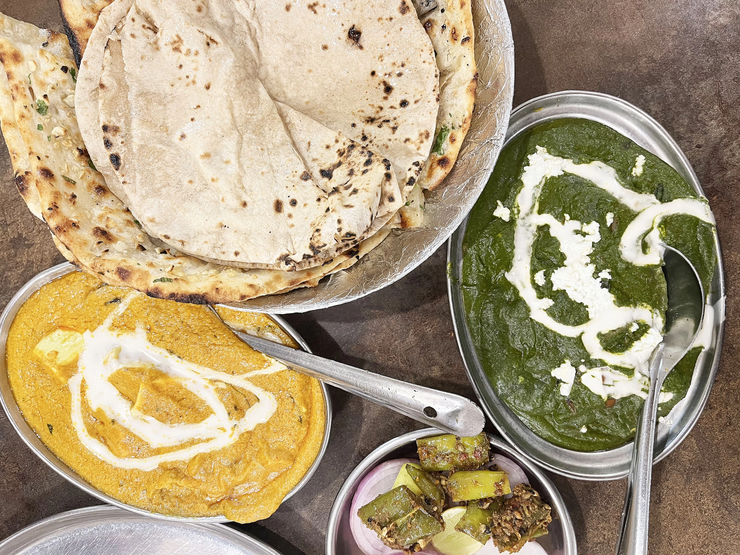 Jaipur food🔥

* Thali (must try in India) @moturamprasadam
* Curry @ Rajmahal Restaurant
* Streetfood 🫔