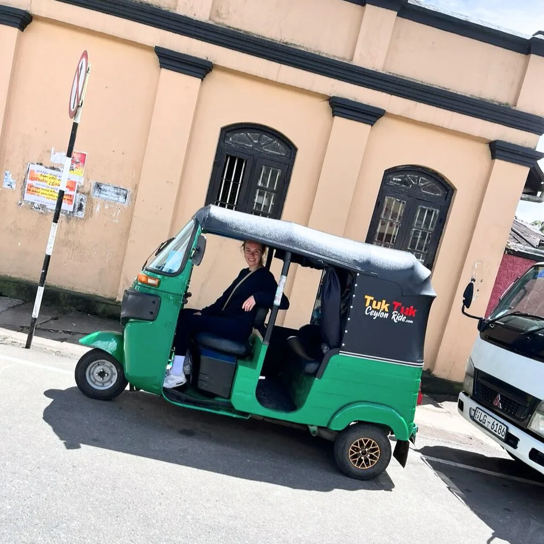 Sri Lanka vanuit de tuktuk🫶

In onze eigen tuktuk tuften wij door de bergen van Kandy naar Nuwara Eliya ⛰️